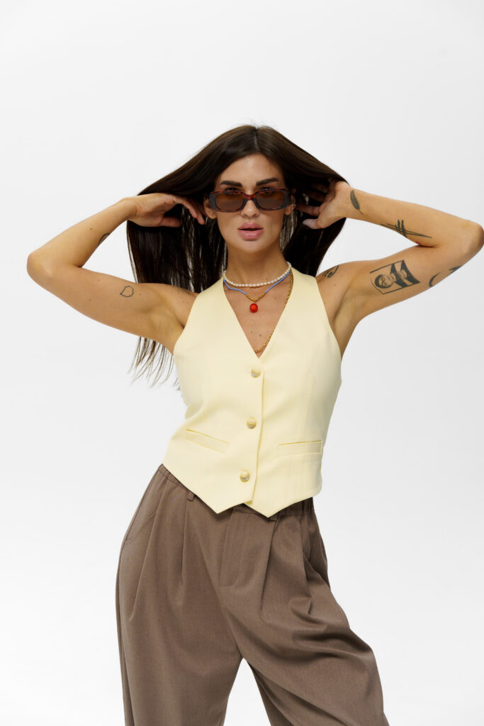 Жилетка с открытой спинкой